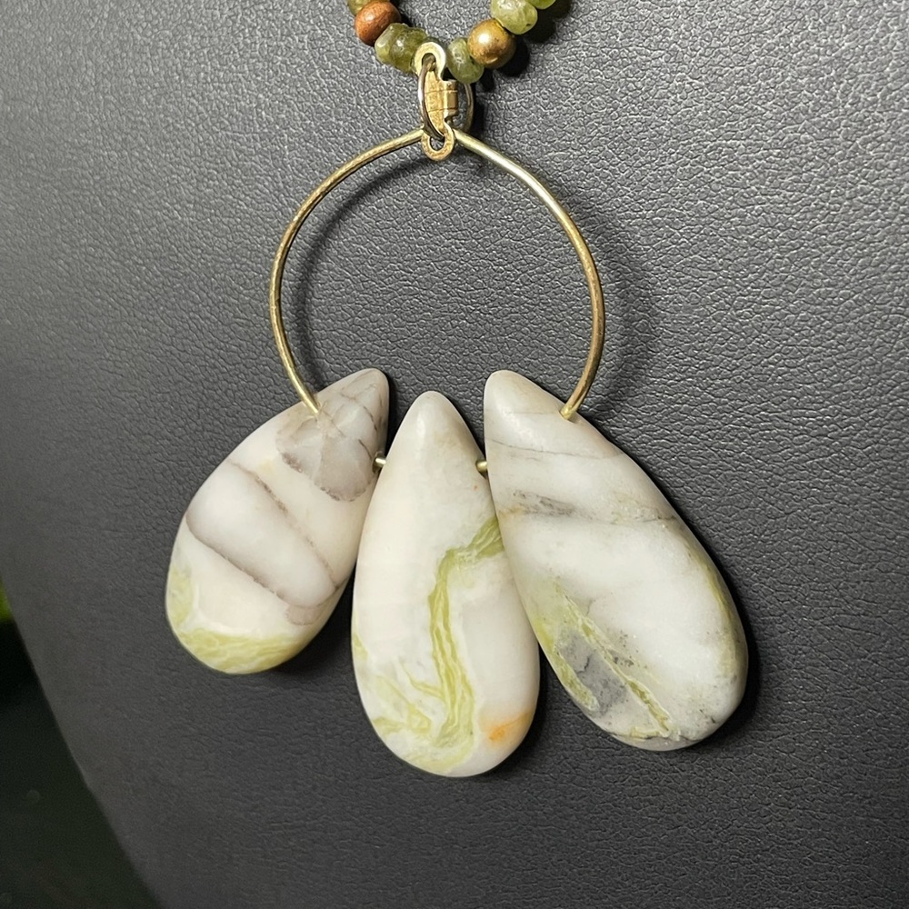 Marble teardrops with Vesuvianite, gold-tone and wooden vintage beaded necklace - Picture 3 of 6